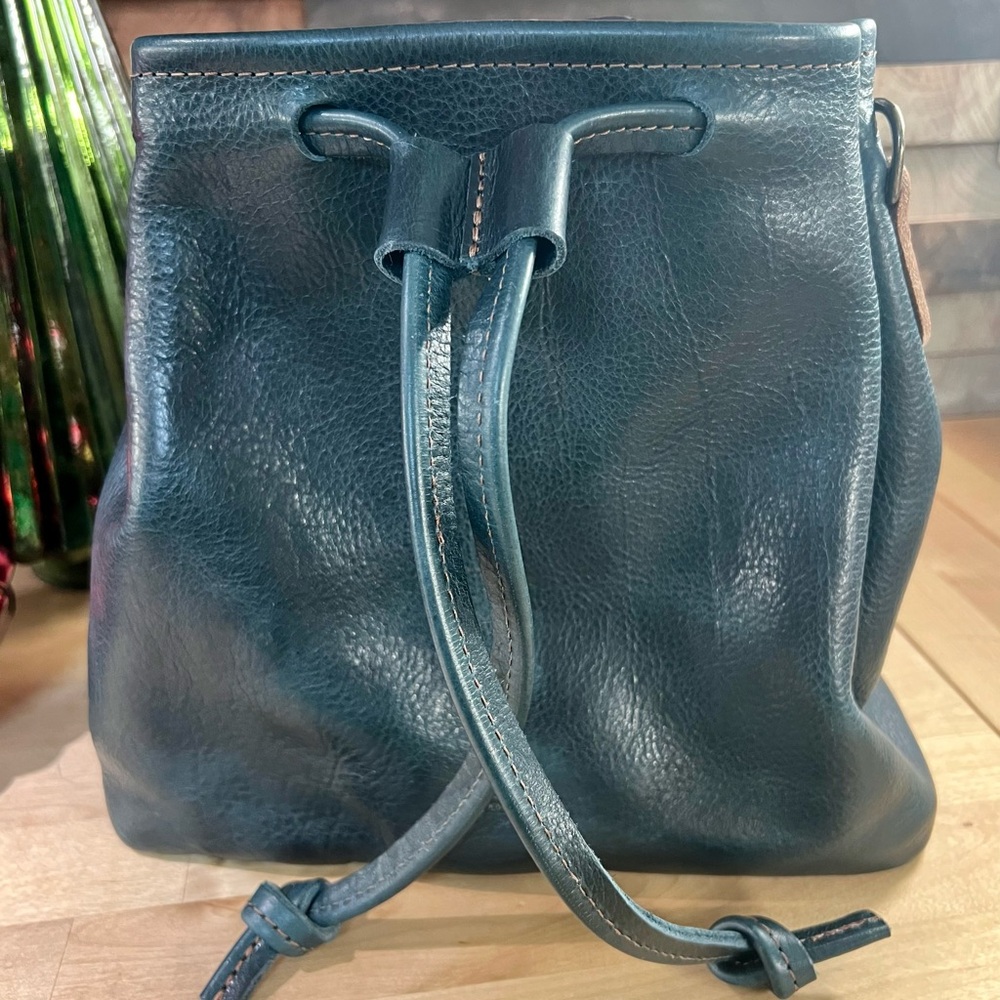 ❌ SOLD ❌ Go Forth Goods Indigo Bison Abby, EUC (carried one time)